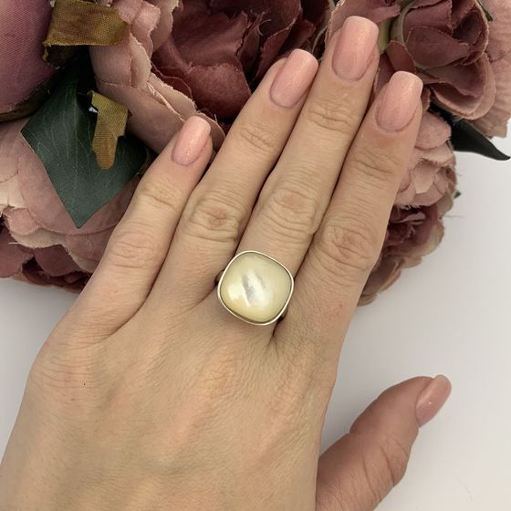 Silver ring with mother-of-pearl