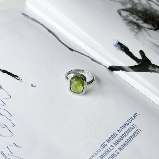 Silver ring with a 6.933-carat chrysolite