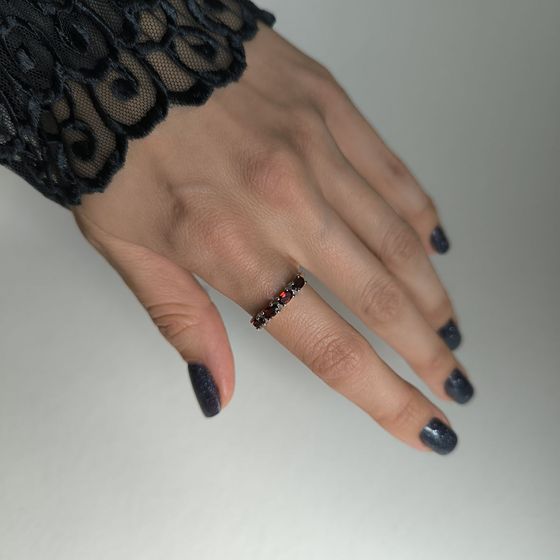 Срібна каблучка з гранатом