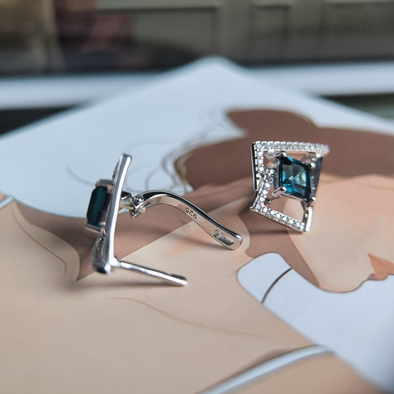 Срібні сережки з топазом Лондон Блю 2.369ct, фіанітами