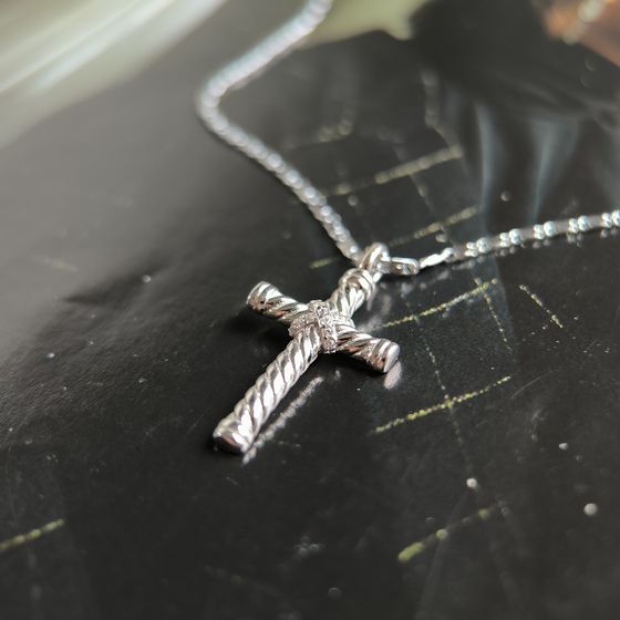 Серебряный крестик без камней