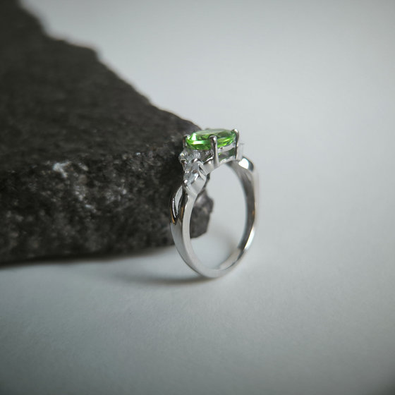 Silver ring with a 1.573-carat chrysolite and cubic zirconia