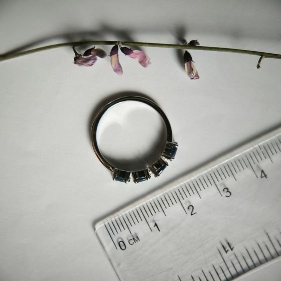 Срібна каблучка з сапфіром