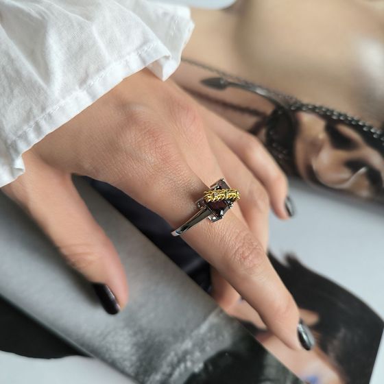 Срібна каблучка з гранатом 4.135ct