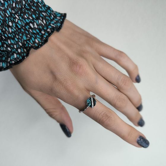 Серебряное кольцо с топазом Лондон Блю 1.841ct, фианитами