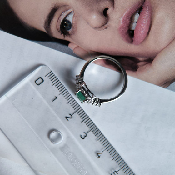 Silver ring with emerald 1.651ct