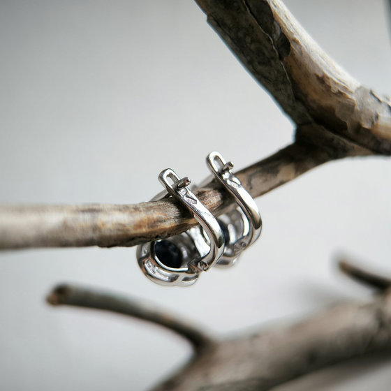 Silver earrings with a 3.31-carat sapphire and cubic zirconia