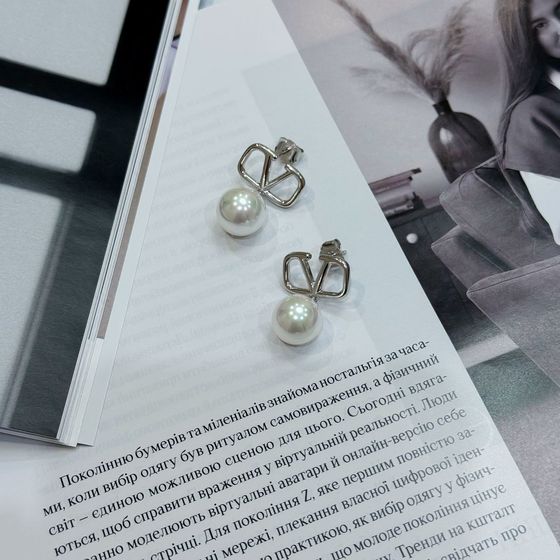 Silver earrings with pearls