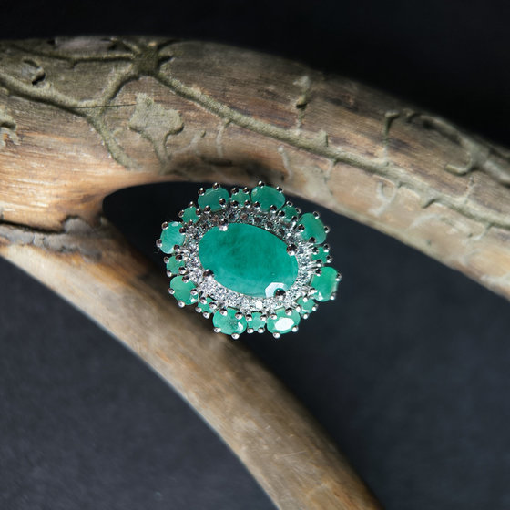 Silver ring with emerald 5.565ct