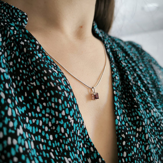 Silver pendant with 0.85ct garnet