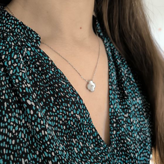 Silver necklace with mother-of-pearl, phianites