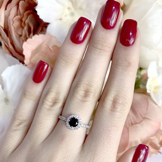 Silver ring with a 1.01-carat garnet