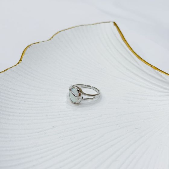 Silver ring with a 0.945-carat opal