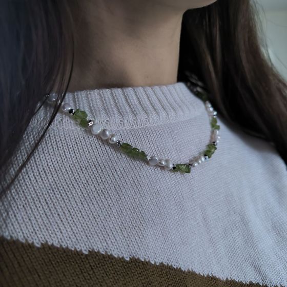 Срібне кольє з перлами бароковими, хризолітом