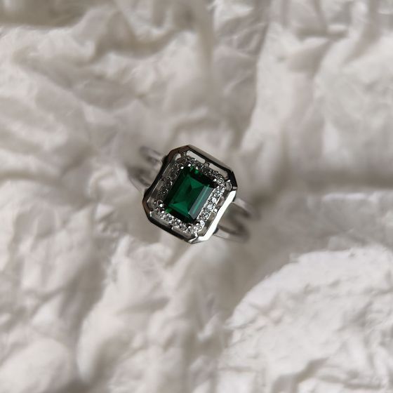 Срібна каблучка зі смарагдом nano 1,067 карата