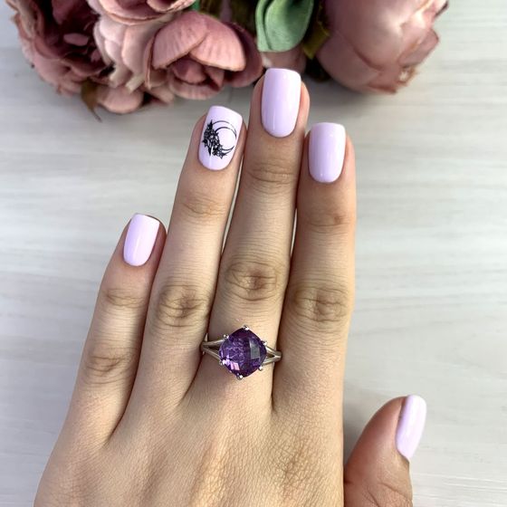 Silver ring with a 5.4-carat alexandrite
