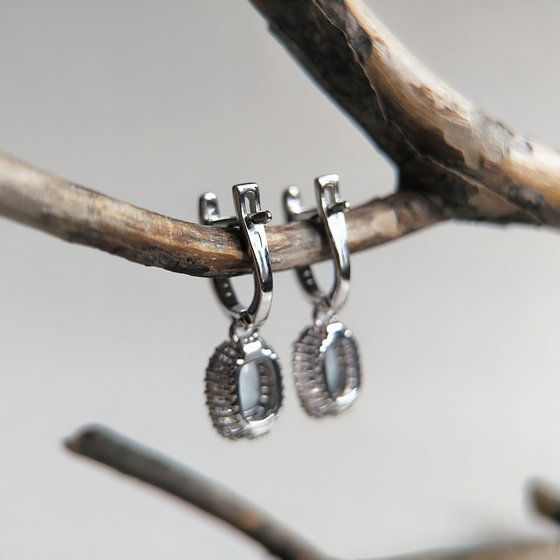 Срібна каблучка з топазом 2.284ct, фіанітами