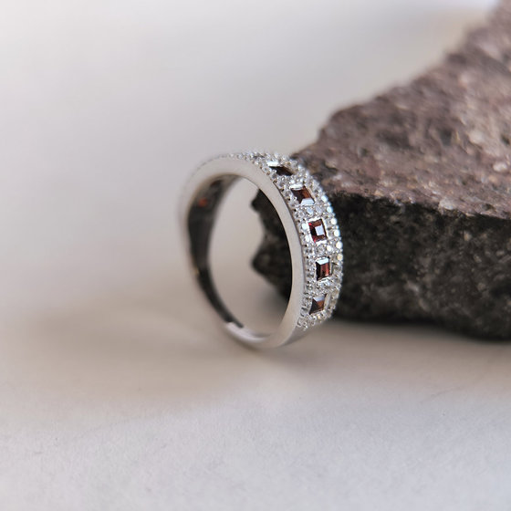 Срібне кільце з гранатом 1.503ct