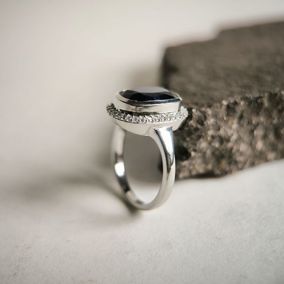 Серебряное кольцо с сапфиром 5.835ct, фианитами