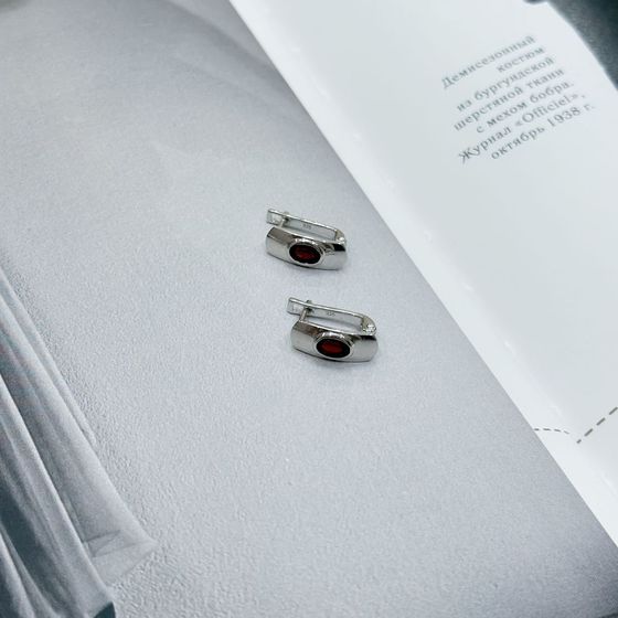 Срібні сережки з гранатом