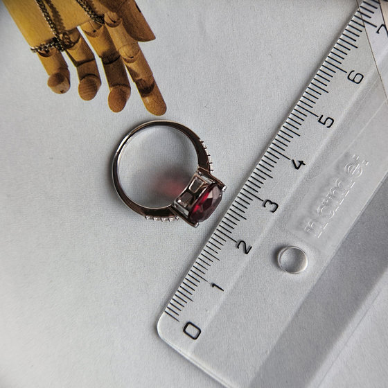 Срібне кільце з гранатом nano, фіанітами