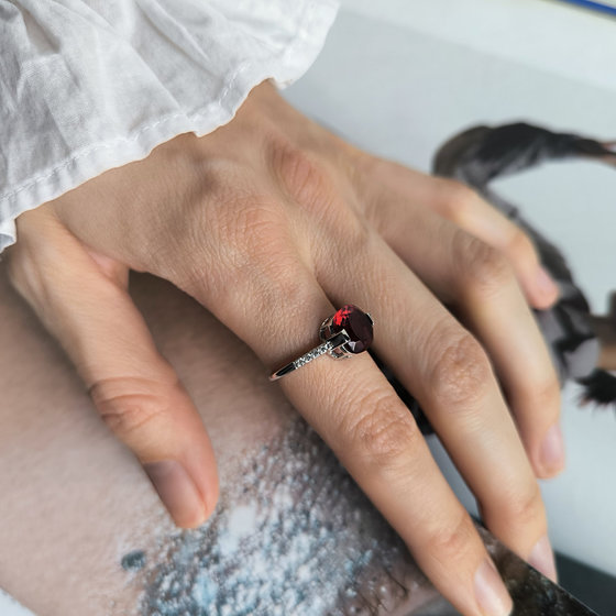 Срібне кільце з гранатом nano, фіанітами