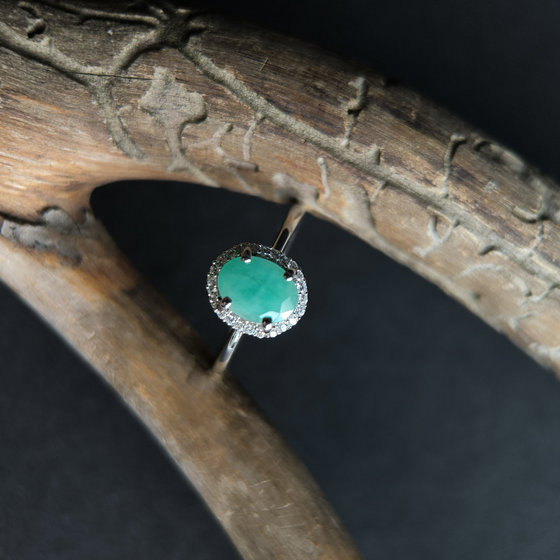 Silver ring with a 1.45-carat emerald