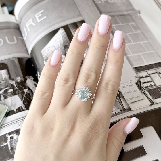 Срібна каблучка з топазом 3,265 карата та фіанітами