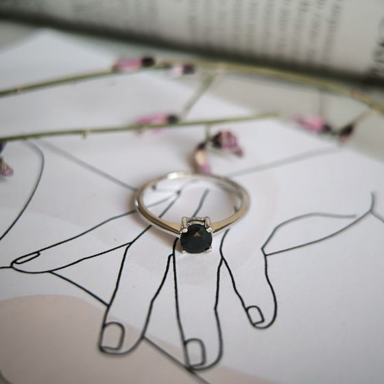 Срібна каблучка з сапфіром