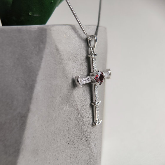 Срібний хрестик з гранатом 1,37 карата, фіанітами