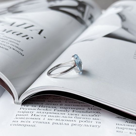 Silver ring with a 5.642-carat topaz