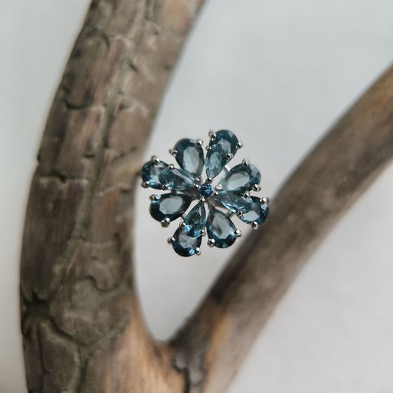 Срібна каблучка з топазом «Лондон Блю», топазом