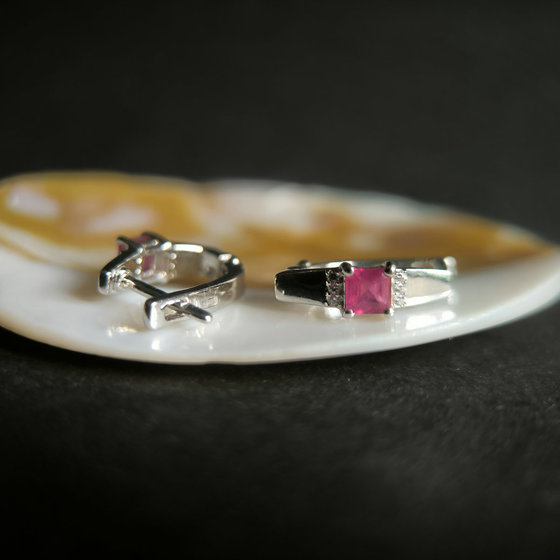 Серебряные серьги с рубином 1.053ct, фианитами