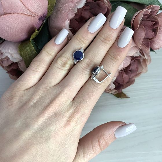 Silver earrings with a 5.05-carat sapphire