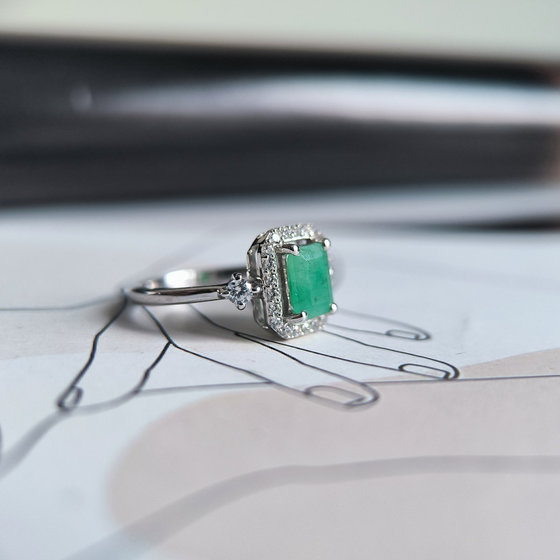 Silver ring with emerald 1.651ct