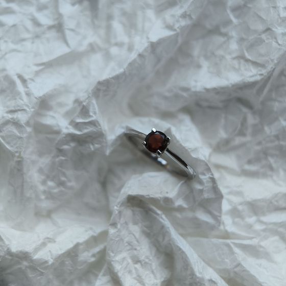 Срібна каблучка з гранатом