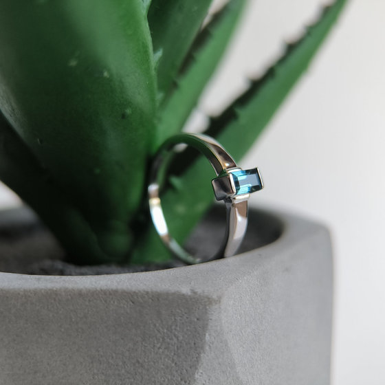 Серебряное кольцо с топазом Лондон Блю 0.244ct