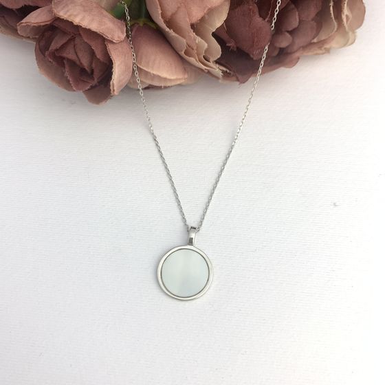 Silver necklace with mother-of-pearl