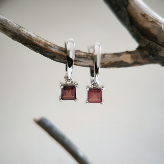 Срібні сережки з гранатом 1.669ct