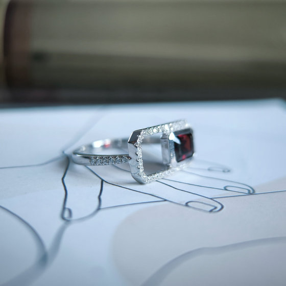 Срібне кільце з гранатом 1.828ct