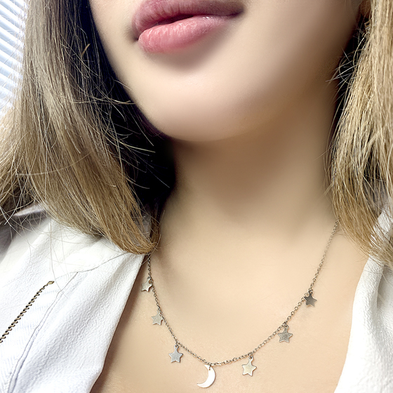 Silver necklace with phianites