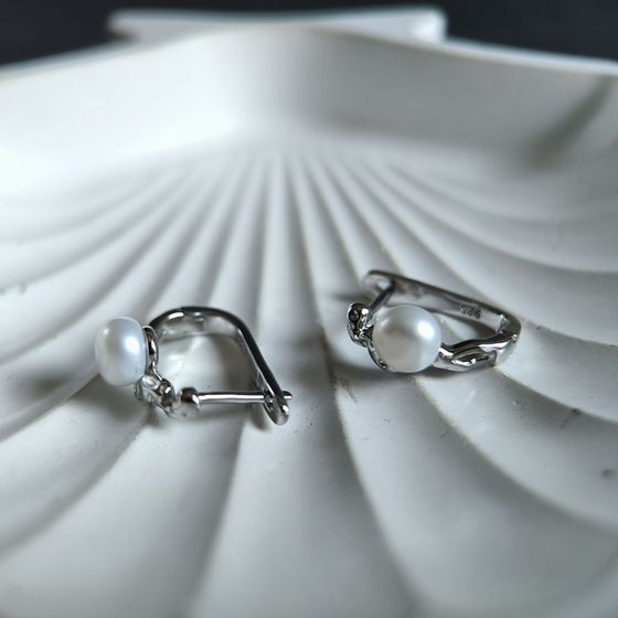 Silver earrings with pearls