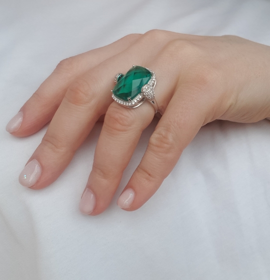Silver ring with emerald nano