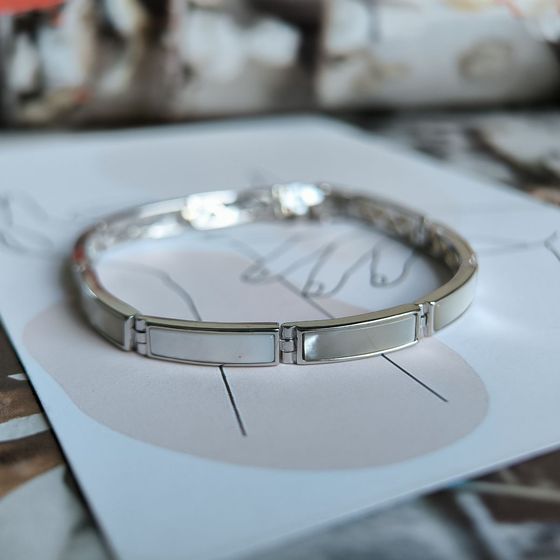 Silver bracelet with mother-of-pearl