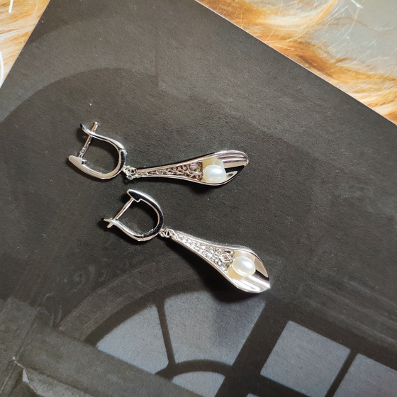 Silver earrings with pearls