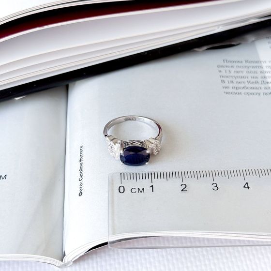 Серебряное кольцо с сапфиром 3.507ct, фианитами