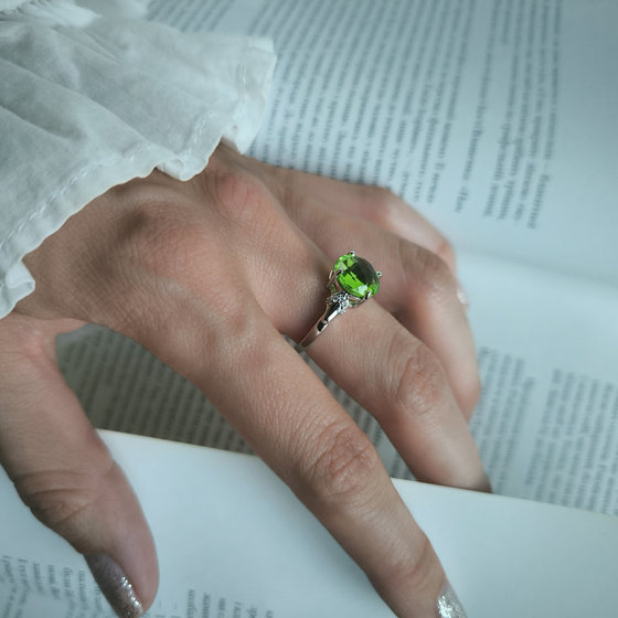 Серебряное кольцо с хризолітом 3.397ct, фианитами