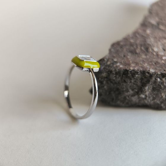 Срібна каблучка з фіанітами, емаллю