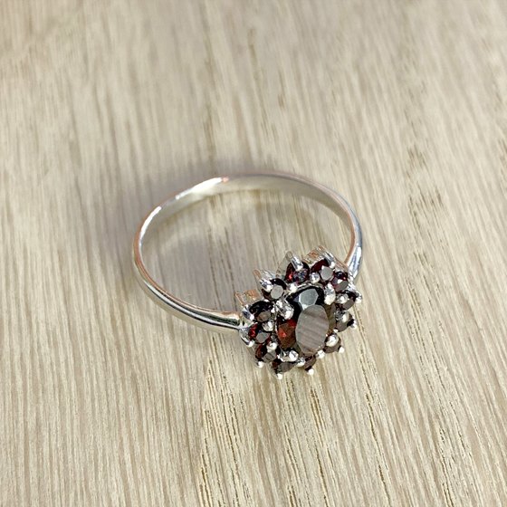 Срібна каблучка з гранатом 1,47 карата