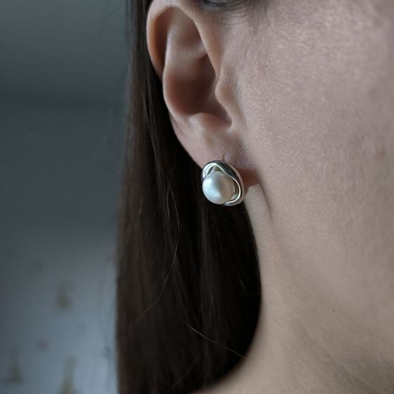 Silver earrings with pearls